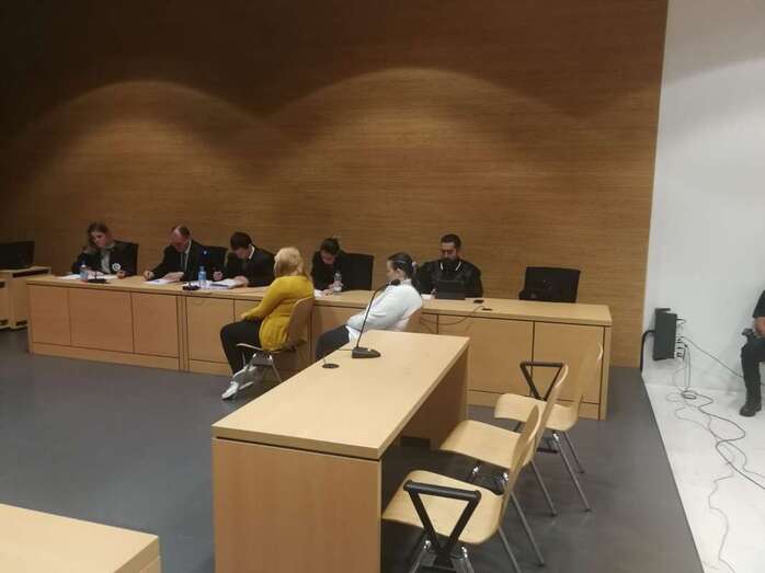 Sira María Q.M. y Vicenta S., durante el anuncio del veredicto del jurado (Foto TA)